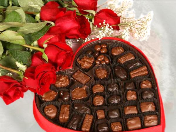 9 Roses et des bonbons à chocolat. 9-roses-candies-CER.jpg