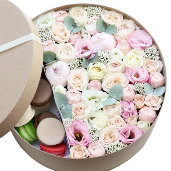 Flowers and Macarons size L. images/pages/gift/flowers-and-macarons-size-l-32A.jpg