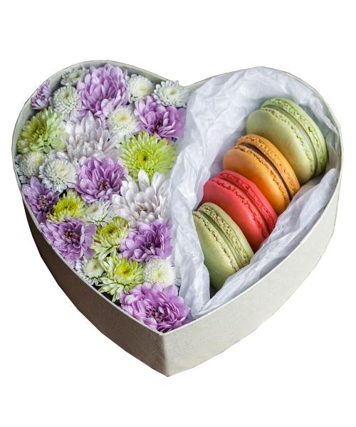 Flowers and Macarons size S. images/pages/gift/flowers-and-macarons-size-s-791.jpg